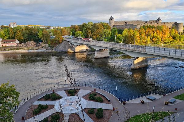 Die Flusspromenade in Narva