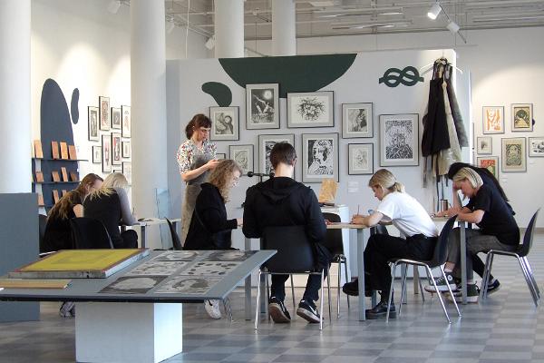 Galerie Pallas - Linolschnitt-Workshop auf der Ausstellung "Sõlm" (dt. Knoten)