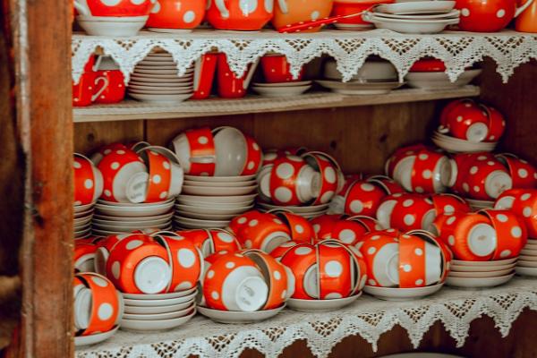 Pyöräily Sipulitiellä: Alatskivestä Ninaan. Hyllyllinen punavalkopilkullisia teekuppeja – koska teenjuonti on perinnettä!