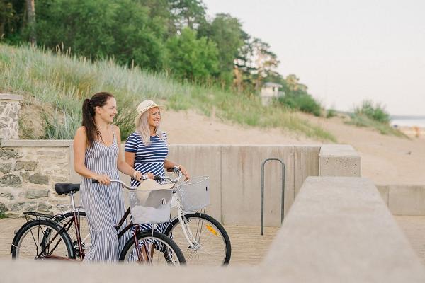Narva-Jõesuu rand ja jalgratturid