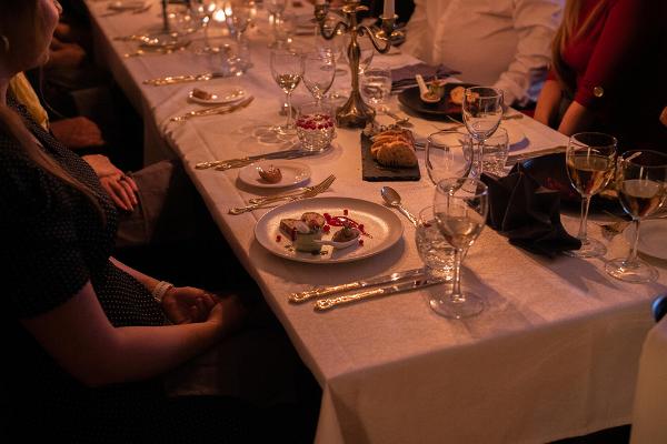 Gespenstische Abendessen im Herrenhaus Alatskivi (dt. Allatzkiwwi)