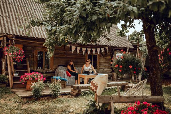 Hof des Besucherzentrums Peipsimaa im Sommer