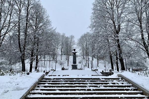 Den snöiga Pirogov-parken och trapporna