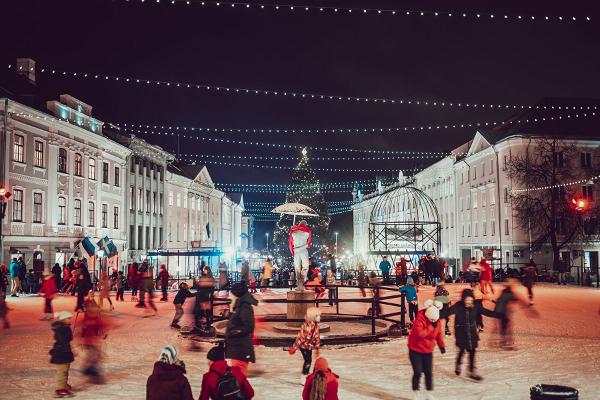 Vintersaga - en promenad i vintriga Tartu - skridskoråkare i den snöiga julstaden