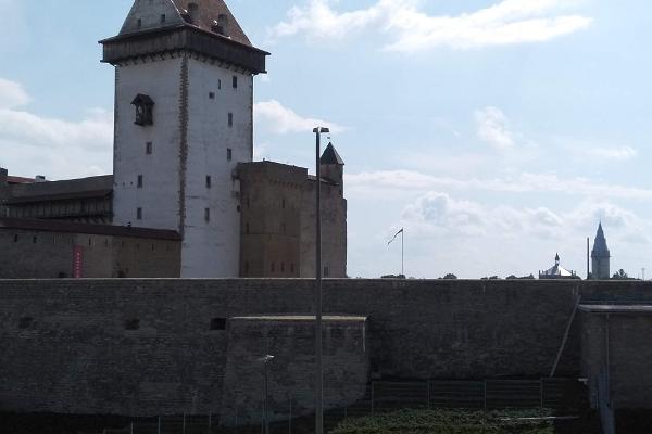 Pildil Narva Hermanni linnuse välisvaade