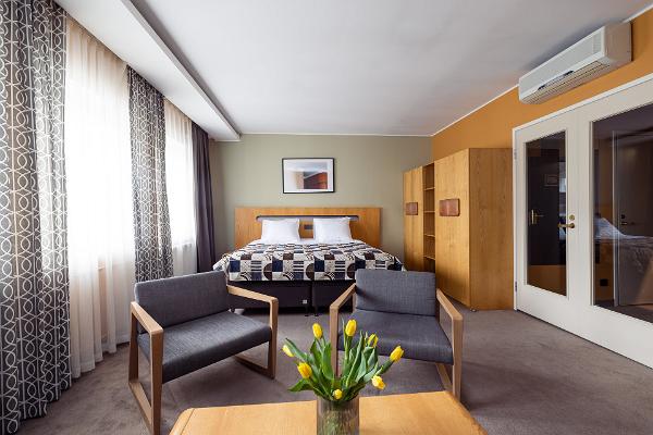 Deluxe rum med en bred säng på Hotell Soho