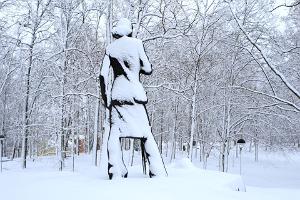 Kristjan Jaak Petersoni monument lumisel talvel