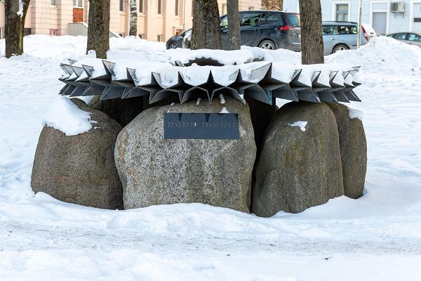 Stalinismin uhrien muistomerkki "Rukkilill" talvella