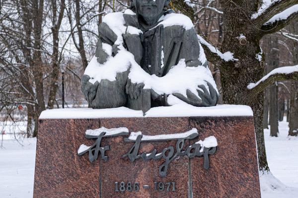 Friedebert Tuglase monument