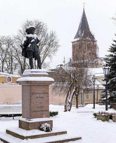 Gustav II Adolfi ausammas Kuningaplatsil Tartu Ülikooli peahoone taga
