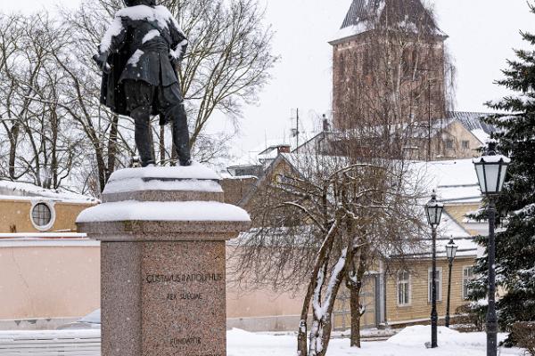 Gustav II Adolfs minnesmärke på Kungplatsen bakom Tartu Universitets huvudbyggnad