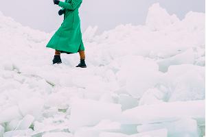 Fotositzung zwischen den Eisschollen der Bucht von Pärnu