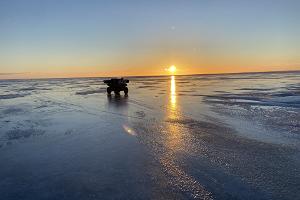 Fotositzung zwischen den Eisschollen der Bucht von Pärnu