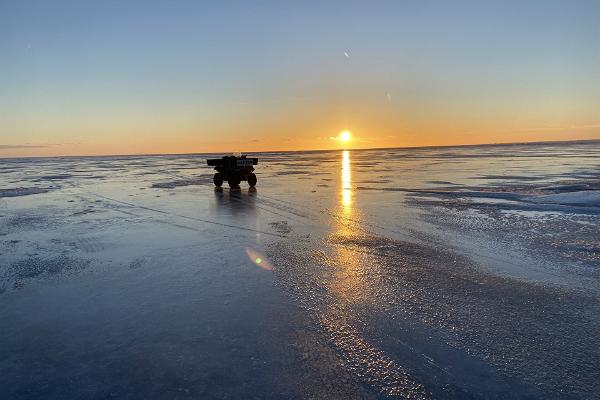 Fotosessioon Pärnu lahe jääpankade vahel