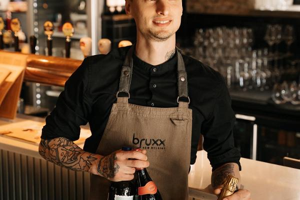 Restoran Bruxx - New Belgian teenindaja, kes hoiab käes jooke