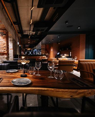 Ravintola Bruxx – New Belgian: sisänäkymä, katettu pöytä