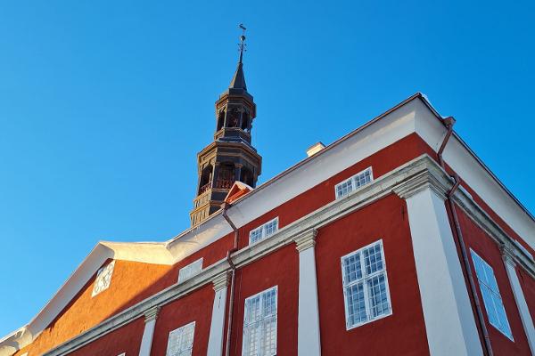 Narva Raekoja uuendatud fassaad