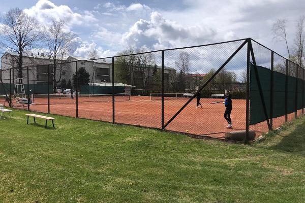 Tulbi tennisekeskuse väljak kevadel