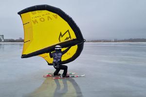 Wingsurfkurser och -uthyrning på vintern på Pärnu strand