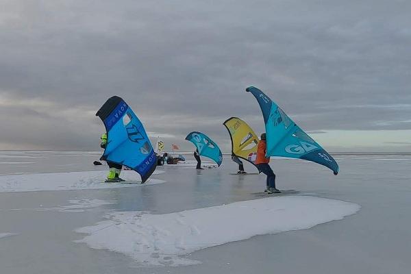 Wingsurf training at Pärnu beach with a group