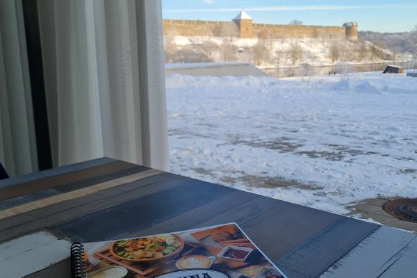 Menüü ja vaade Jaanilinna kindlusele Narva Rannaresto akendest