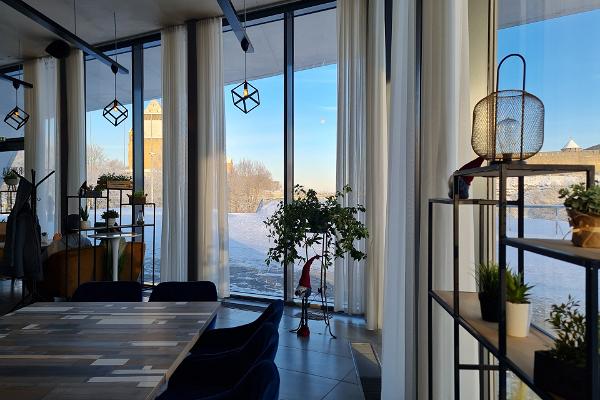 Vaade Narva linuusele ja Jaanilinna kindlusele Narva Rannaresto akendest