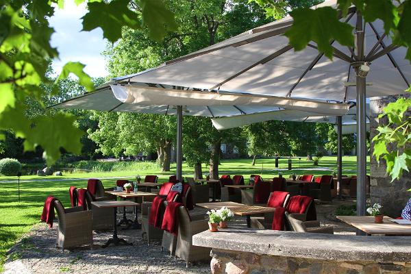 Terrasse des Sommerrestaurants Pädaste Yachtklub Meereshaus