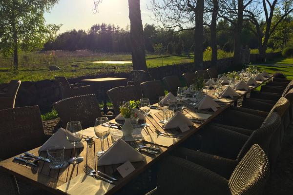 Terrasse des Sommerrestaurants Pädaste Yachtklub Meereshaus