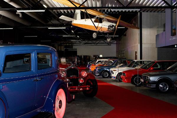 Seno auto kolekcija "Laitse Rally Park Auto" ēkā