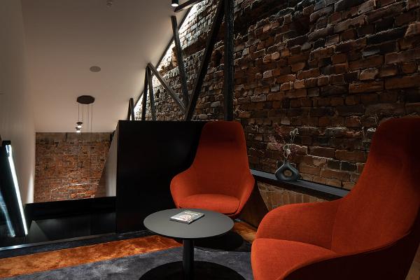 Loungebereich des Dunten Hotels mit roten Stühlen