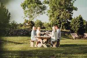 Eine Gruppe genießt eine Mahlzeit im Garten