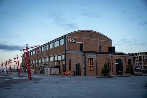 Galerie und Hörsaal-Kinosaal des Kunstzentrums Kai