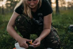 Nature Tours Estonia mossvandring och övernattning på vilda mossön