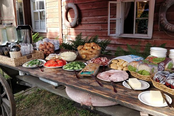 Frukostbord utomhus på gården Liise