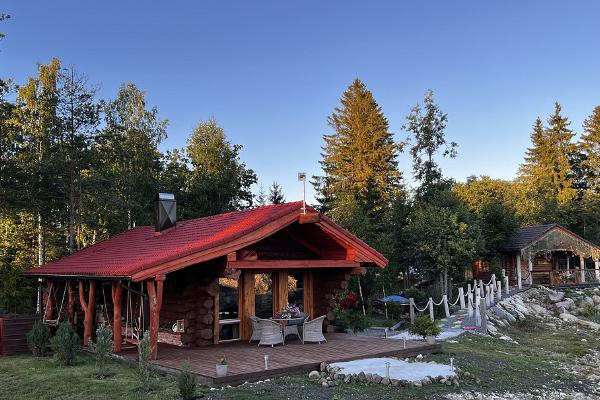 Metsakuurortin venäläinen sauna ja sen iso terassi
