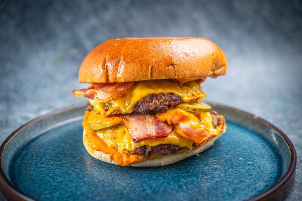 Pildil topelt peekoniburger