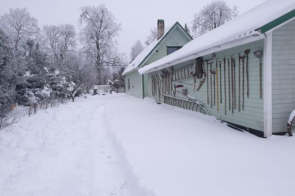 Kaevuri maja majahoov talvel