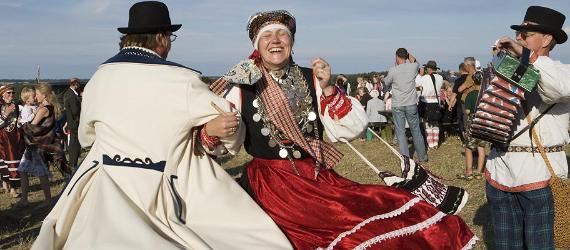 伝統的な服装 - エストニアの民族衣装