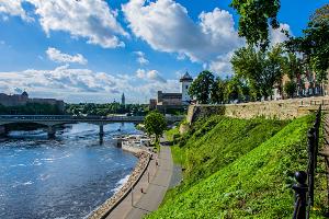 Narva Jõepromenaad suvel