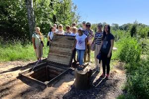 Geführte Wanderung zum Waldbrüder-Bunker Ennuksemäe in Mulgimaa, im Dorf Raassilla