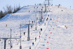 Skihänge des Abenteuerzentrums Kiviõli im Winter, Menschen im Skilift