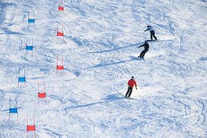 Skihänge des Abenteuerzentrums Kiviõli im Winter, Menschen beim Skifahren
