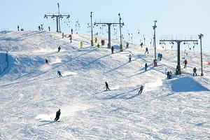 Skihänge des Abenteuerzentrums Kiviõli im Winter, Skilift mit Menschen