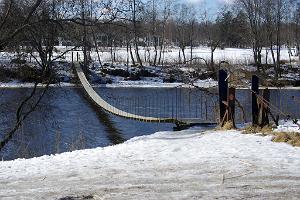 Der Fluss Jägala und die Hängebrücke