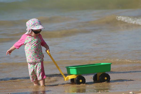 Ett barn leker på Haabneme strand