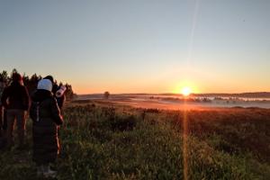 Пеший поход на восходе и купание в болотном озере в Пыхья-Кырвемаа