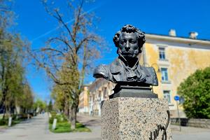 Aleksander Puškini monument kevadel