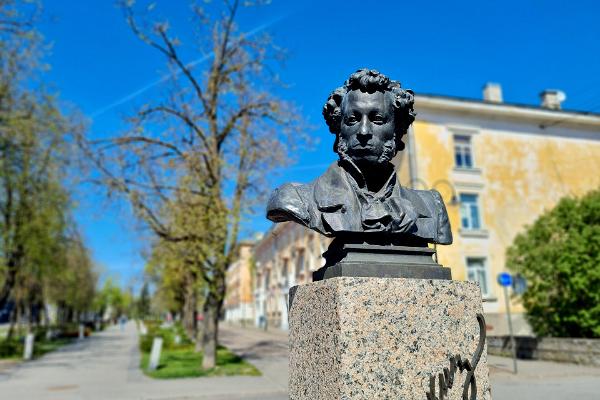 Aleksander Puškini monument kevadel