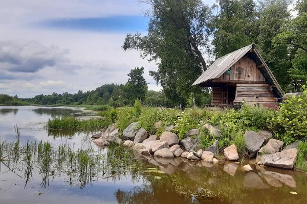 Humala Kalabaas- ein privater und komfortabler Angelplatz mit Übernachtungsmöglichkeit am Ufer des Flusses Emajõgi