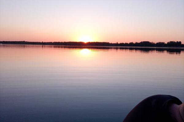Romantiline päikeseloojangu sõit purjekaga Tamula järvel.